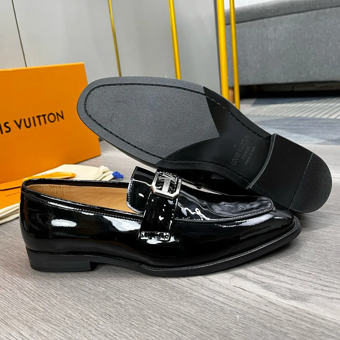 Factory price: 520💰-(LV) men’s formal leather shoes! Genuine molded horsebit, a classic must-have for your shoe cabinet! The feet are particularly delicate! This Gucci original version is a set last, and we are consistent with the counter! Therefore, it is more comfortable in terms of last shape and comfort! Take it to the counter and compare at will! Good shoes are more than just what they make! But grasp the essence from the inside out! Material: Imported first-layer cowhide! Genuine leather outsole imported from Italy, size: 39-44 (38/45 customized, non-refundable)